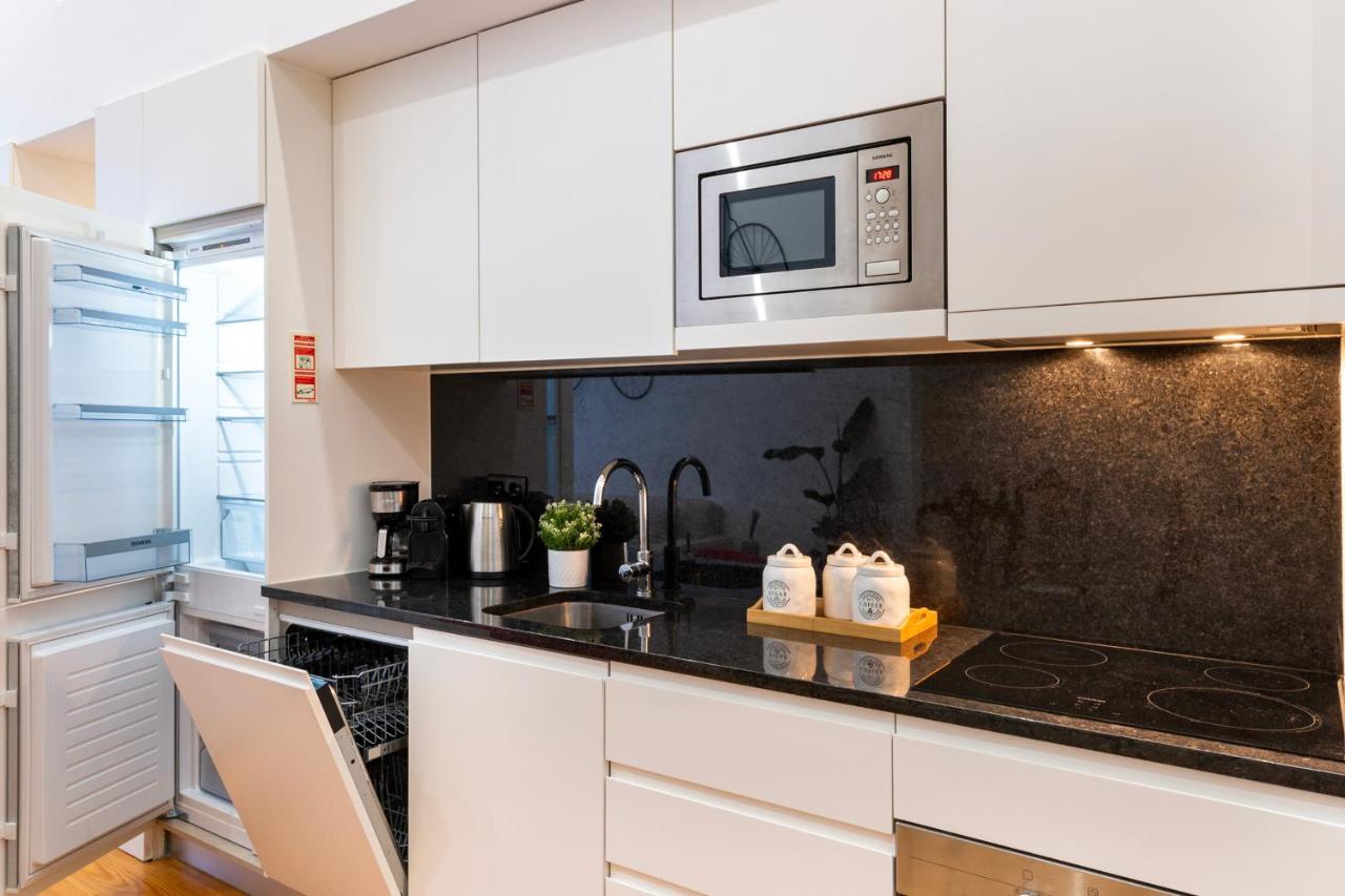 City Center Modern Apartment In Порто Екстериор снимка